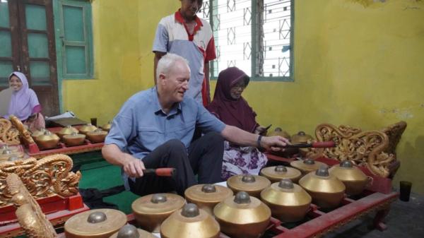 Peserta Program BIPA UMS Belajar Mainkan Alat Musik Tradisional Gamelan di Bayat