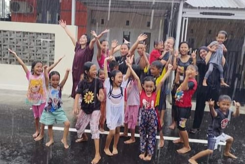 Sudah 24 Jam Pendistribusian PAM TM Palopo Terhenti, Ibu dan Anak-Anak Terpaksa Mandi Hujan