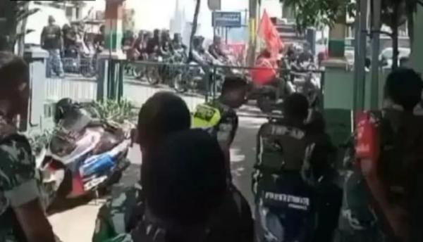 Viral Anggota TNI Hanya Saksikan Konvoi Pengendara Motor Geber-geber di Depan Markas