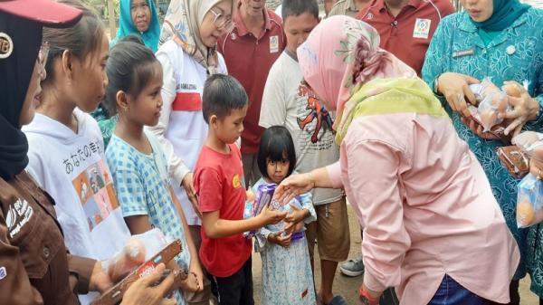 Anggota Dewan Provinsi Sumsel Berikan Bantuan bagi Balita dan Anak-Anak Korban Banjir di Muratara