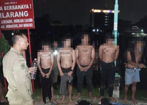 Razia Antimiras Satpol PP Surabaya, 12 Remaja Terjaring Saat Pesta Miras di Taman Jagir Wonokromo