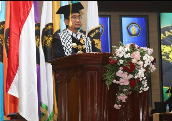 Rektor Universitas Brawijaya Kenakan Syal Palestina saat Acara Wisuda, Bentuk Konkret Dukung Gaza