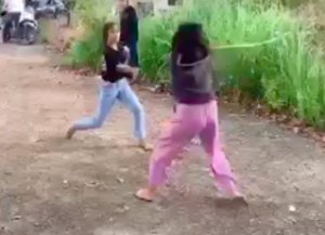 Ngeri, Dua Remaja Putri Duel Pakai Celurit Videonya Viral di Medsos