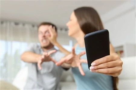 Para Suami Perlu Waspada neh! Awas Para Istri Gunakan Social Spy WhatsApp untuk Sadap Akun Anda.