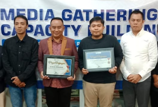 Pj Bupati Ugas dan Nusantara Power Paiton Diganjar penghargaan Pokja Jurnalis, Ini Alasannya