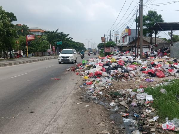 Sampah di TPS Ini Membludak Sampai ke Badan Jalan Hingga Bikin Bahaya Pengendara