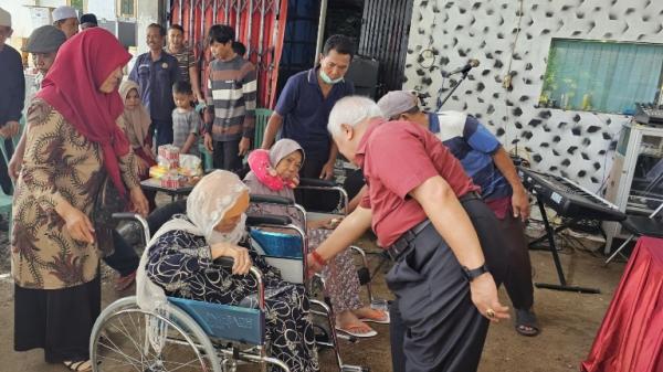 Rachmat Hidayat Bagi Kursi Roda dari Aspirasinya di Kemensos untuk Penderita Disabilitas di Lombok