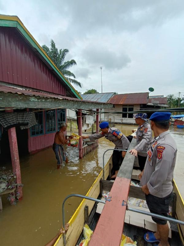 Personel Polairud Polda Jambi Turun Bantu Warga Terdampak Banjir di Muaro Jambi