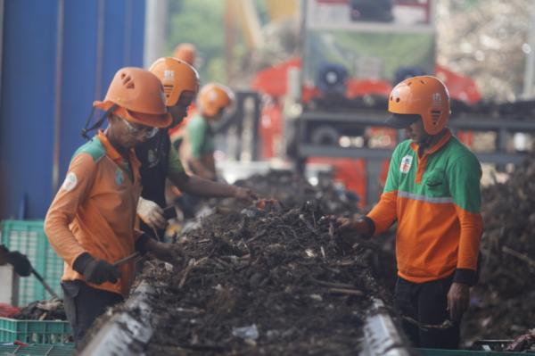 Ratusan Ton Sampah dari Kali Ciliwung Diolah Menjadi Pupuk Kompos
