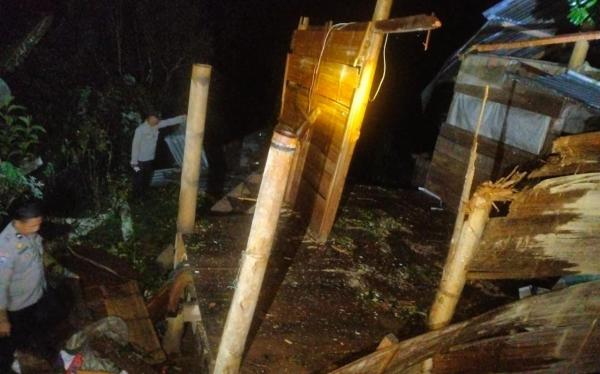 1 Unit Rumah Warga di Tana Toraja Rusak Parah Ditimpa Pohon Tumbang