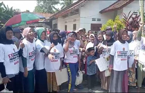 Fans Iwan Bule Sukarela Bagikan Sembako untuk Kemenangan Prabowo-Gibran Satu Putaran