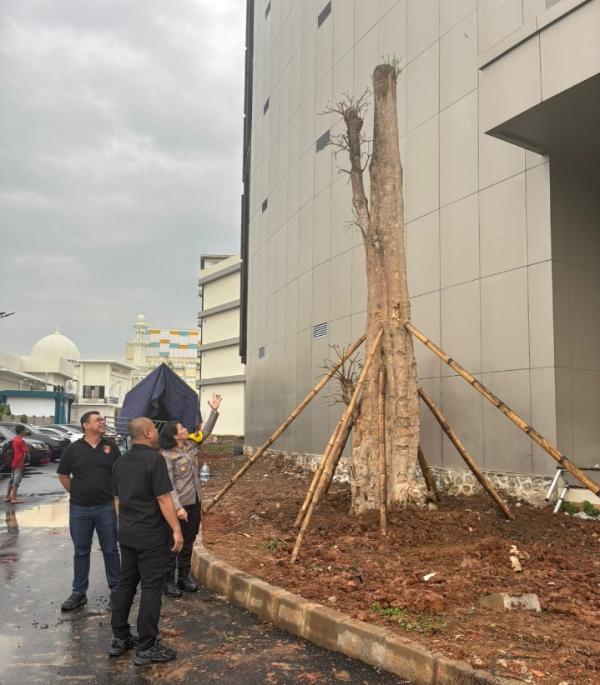 Kapolres Tangerang Tanam Pohon Pule, Sahabat Polisi Nilai Penting Untuk Jaga Kualitas Udara