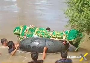 Warga Terpaksa Berenang Seberangi Sungai Bawa Jenazah ke Pemakaman karena Tak Ada Jembatan