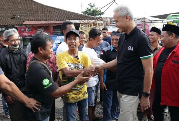 Puluhan Sopir Truk Hadang Ganjar di Batang, Dukung Berantas Pungli di Jalan Seluruh Indonesia