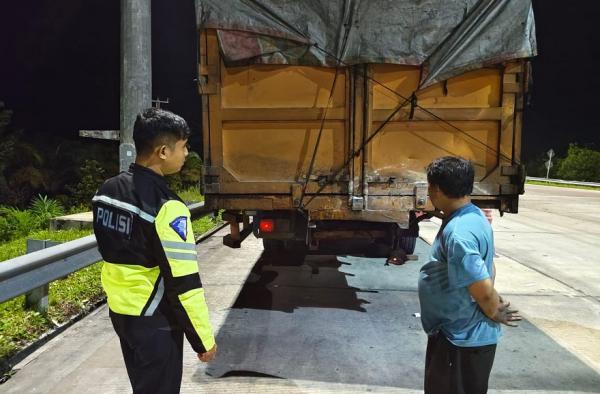 Seruduk Truk di Tol Pekanbaru, 2 Penumpang Xpander Tewas