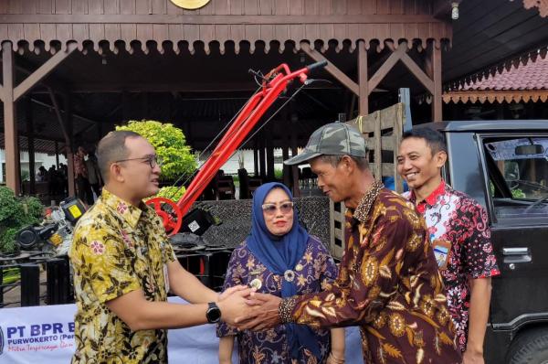 Pj Bupati Hanung Serahkan Hand Traktor CSR BKK Purwokerto untuk Kelompok Tani