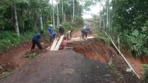 Akibat Hujan, Gorong-gorong Jalan Lintas Kabupaten di Banjar Sakti Ambruk, Akses Warga Terputus