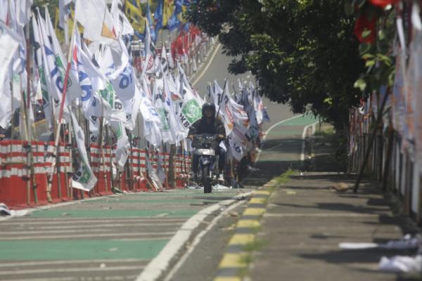 Ratusan Bendera Partai Politik dan Wajah Caleg, Ramaikan Kampanye Pilpres 2024