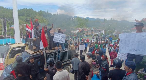 Ratusan Massa Kembali Demo Tolak Pergantian Pj Bupati Mamasa
