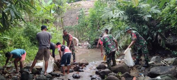 Antisipasi Banjir, Babinsa Koramil 0608-13/Pagelaran Lakukan Karya Bakti Pembersihan Sungai