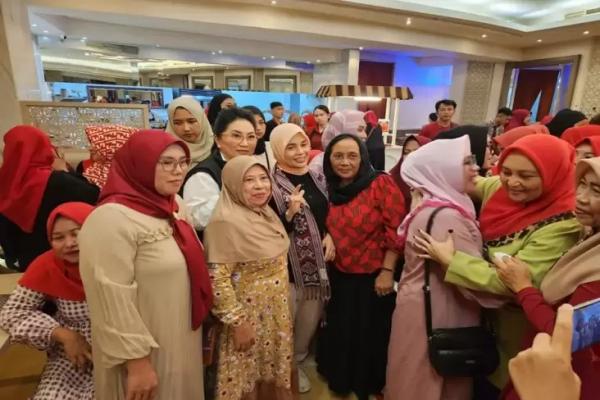 Emak-emak Majelis Taklim Manado Menyambut Hangat Kehadiran Siti Atikoh 