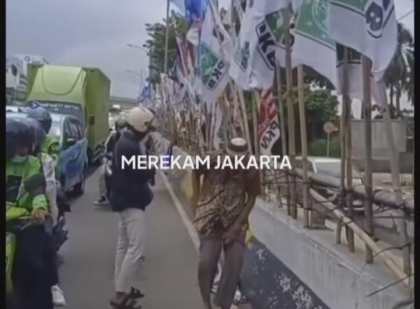 Gara-gara Bendera Parpol, Sepasang Lansia Kecelakaan di Fly Over Mampang