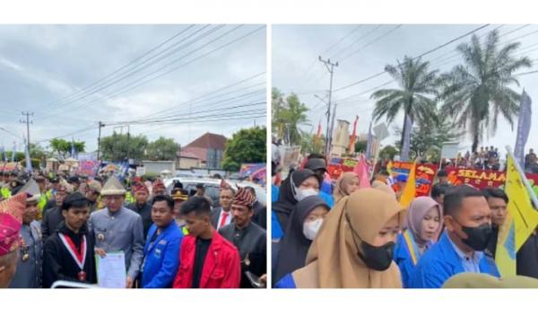 Ratusan Mahasiswa PMII dan GMNI Gelar Unjuk Rasa di Kantor DPRD OKU Timur jelang HUT Kabupaten ke-20