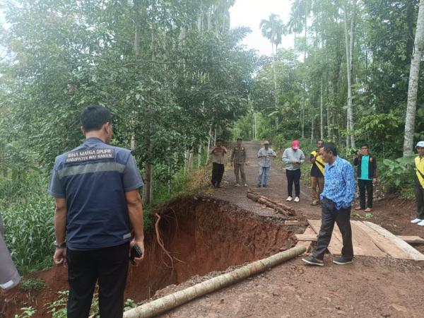 Dinas PUPR Way Kanan dan Uspika Gunung Labuhan Tinjau Jalan Ambruk di Banjar Sakti
