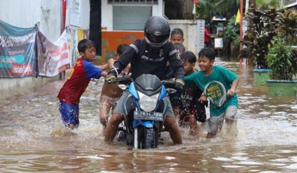 7 Hal Penting Wajib Diperhatikan Pengendara Motor saat Berkendara di Musim Hujan