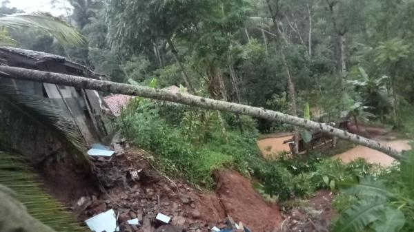 Tebing Setinggi 15 Meter Runtuh, 2 Rumah Warga di Indragiri Panawangan Terancam Ambruk