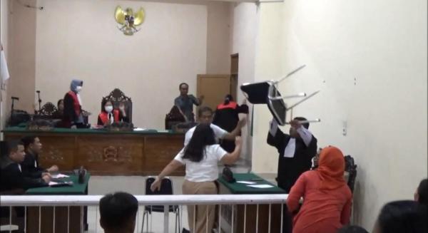 Hakim Dilempari Kursi Oleh Istri Terdakwa, Gegara Vonis untuk Suaminya Hanya 3 Tahun Penjara