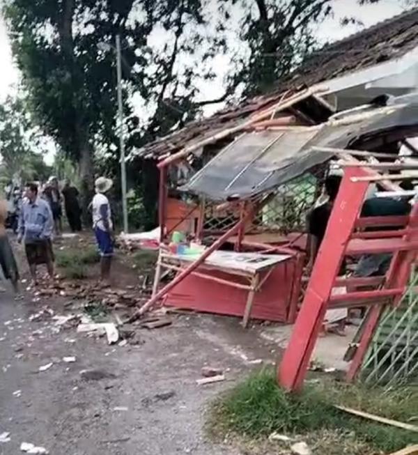 Angin Puting Beliung Terjang 2  Desa,  Ratusan Rumah Rusak