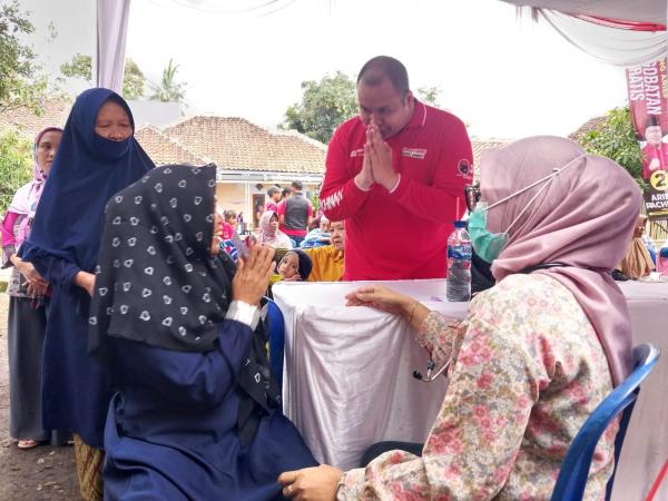 Kang Arief Rachman S.H. Caleg DPR RI Kembali Berikan Pengobatan Gratis di Desa Gasol Cianjur