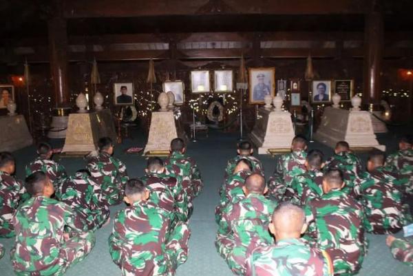 Jelang Pemberangkatan PDT Satgas Kontingen Garuda, Prajurit Bremoro Ziarah ke Makam Soeharto