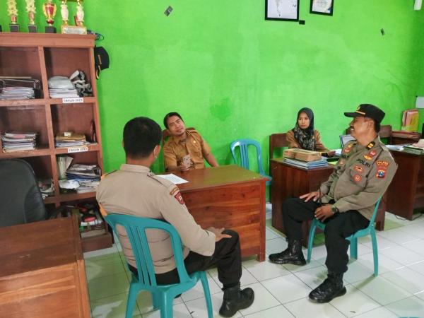 Polsek Jatikalen Gencar Sosialisasi Anti Pungli dan Imbauan Kamtibmas di Desa Perning