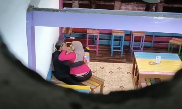 Pasangan Sejoli Mesum Saling Sosor Mulut di Sebuah Kafe di Cilandak Timur Terekam CCTV