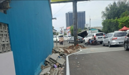 Tiang Billboard di Jalan Cendrawasih Ciputat Tangsel Posisinya Membahayakan Pengendara!