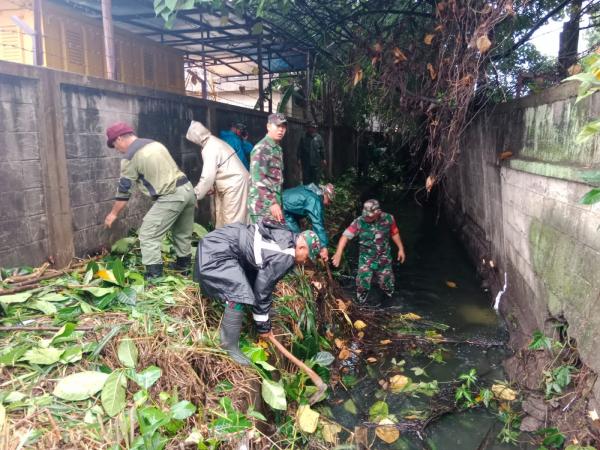 Aksi Personel Koramil 06 Cimanggis Bersihkan Kali Wadas Diapresiasi Masyarakat