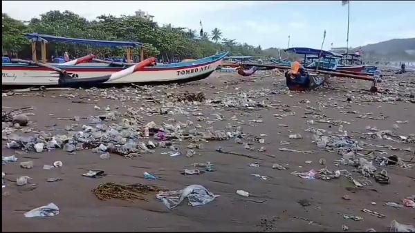 Fenomena Sampah Kiriman Rusak Keindahan Pantai Pangandaran
