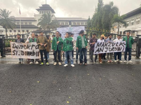 BEM PT NU se-Nusantara Gelar Aksi di Depan Gedung Sate Mendorong Pemakzulan Presiden Joko Widodo