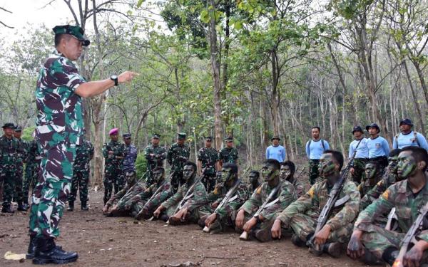 Letjen TNI Marinir Nur Alamsyah Temui Calon Pasukan Elit TNI AL di Tengah Hutan Rimba