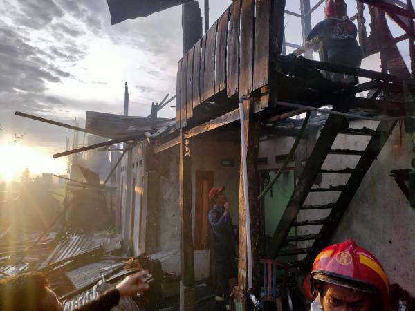 BREAKING NEWS, Kebakaran Hebat Menghanguskan 3 Rumah Hingga Pemiliknya Histeris