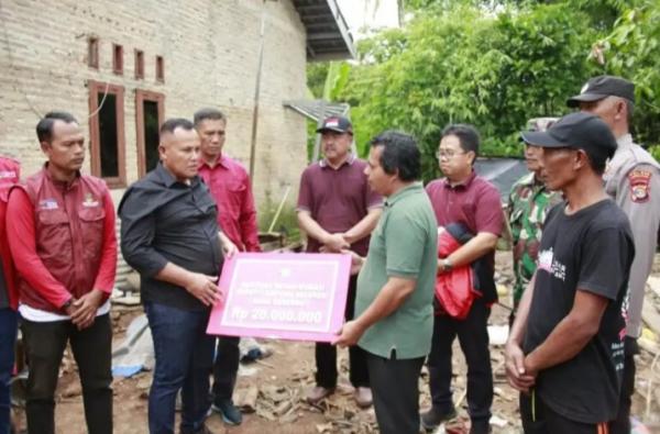 Bupati Lampung Selatan Salurkan Bantuan Rp 20 Juta untuk Korban Rumah Roboh di Ketapang