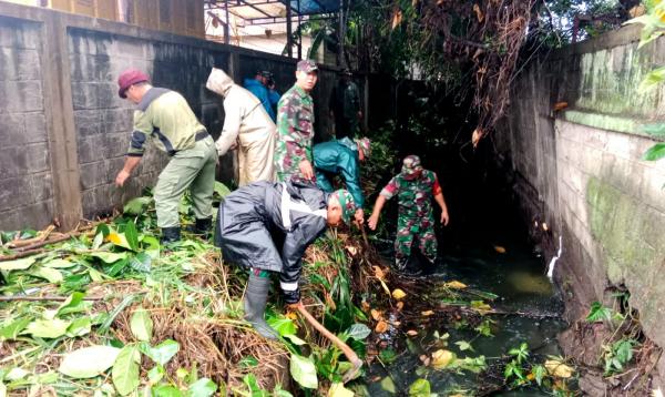 Koramil Cimanggis Depok Bersihkan Kali Wadas, Cegah Genangan Air