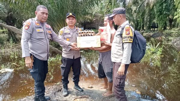Kapolsek Bukit Kapur dan Personel Polsek Bukit Kapur Lainnya Antarkan bantuan Paket Sembako