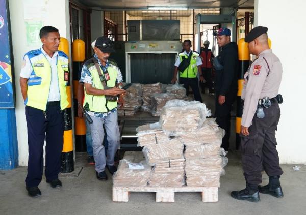 Polisi Kawal Distribusi Surat Suara KPU Maluku Barat Daya di Bandara Pattimura