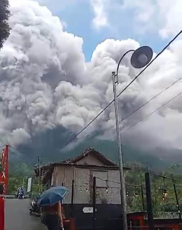 Gunung Merapi Erupsi Sejumlah Desa di Boyolali Diguyur Hujan Abu