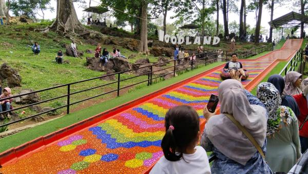 Rainbow Slide, Pesona Baru Woodland yang Menarik Perhatian Pengunjung di Kuningan
