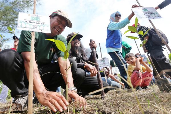 Graha Agung Kencana Group Tanam 1000 Bibit Mangrove di Pamurbaya