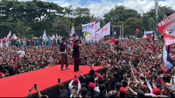 Merahkan Kota Bandung, Megawati Ikut Bergoyang Bareng Slank di Kampanye Akbar Ganjar Mahfud